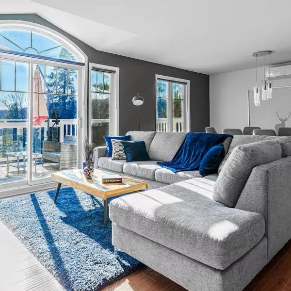 Renovated Chalet De l'Escapade Hot Tub - Ski - Snow Tubing- Lakeview - Pool table - More，位于Entrelacs的酒店