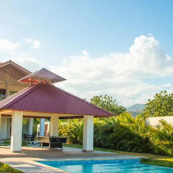 Villa Mercedes - Private Pool & Sunset Views - Ocoa Bay，位于Hatillo的酒店