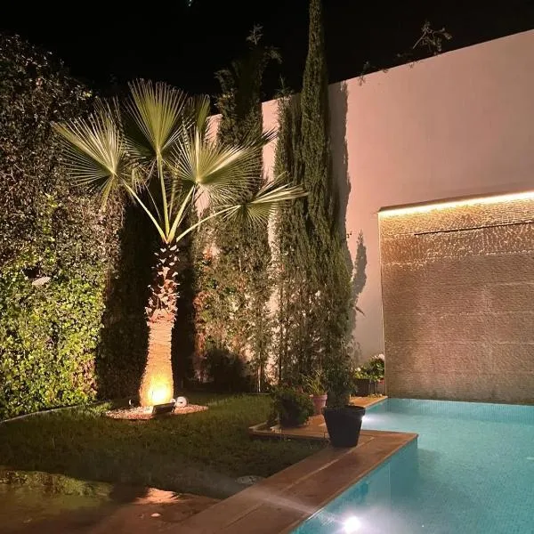 Suite luxueuse avec SDB privative dans une villa avec piscine，位于阿加迪尔的酒店