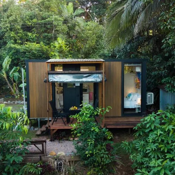 Magic Mena Rainforest Retreat by Tiny Away，位于Mena Creek的酒店
