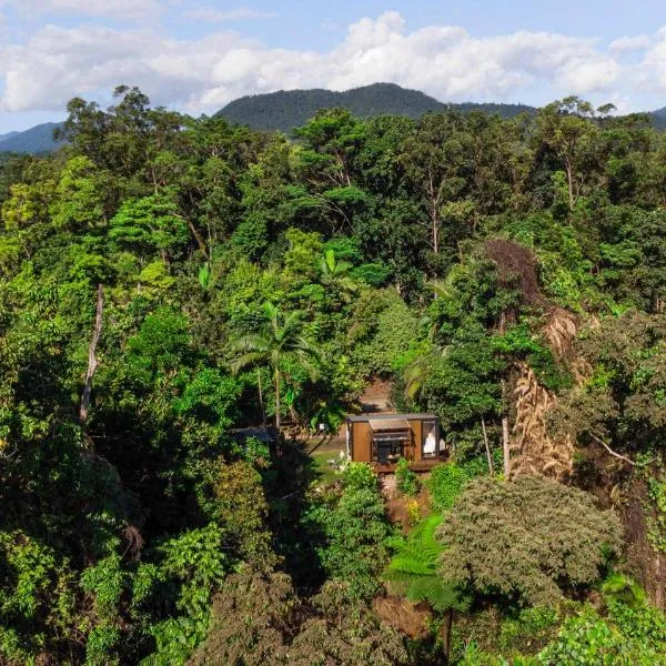 Magic Mena Rainforest Retreat by Tiny Away，位于Mena Creek的酒店