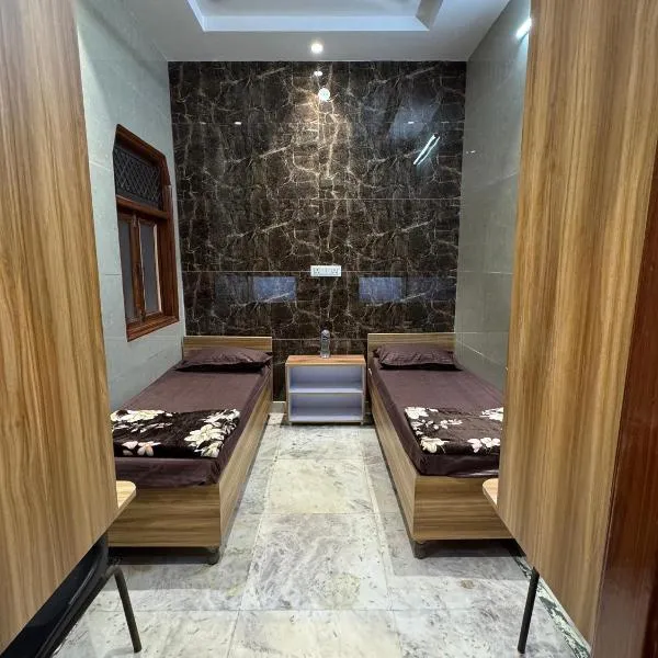 FlexiBay-Affordable Boys Hostel in North Delhi with meals，位于德里的酒店