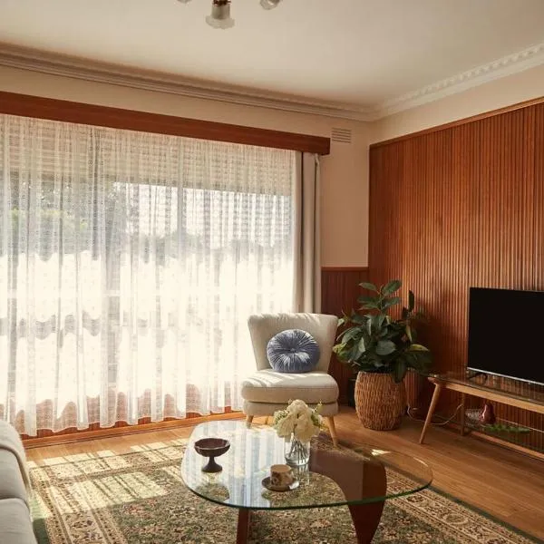 Ultimate 70s Charm near Geelong Waterfront and CBD，位于Bell Post Hill的酒店
