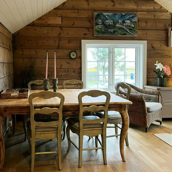 Restored Farmhouse By The Sea In Kvalheim，位于Raudeberg的酒店