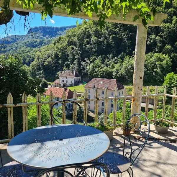 Chez Isabelle，位于Lods的酒店