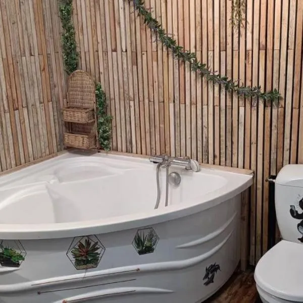 Logement rustique pont de menat les gorges de la Sioule，位于Menat的酒店