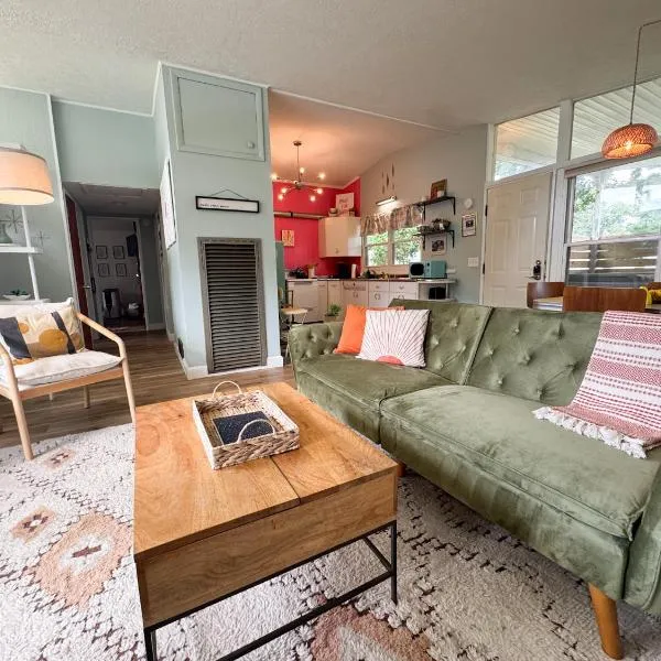 Mid-Century Modern Themed Home with Outdoor Hot Tub，位于Vermilion的酒店