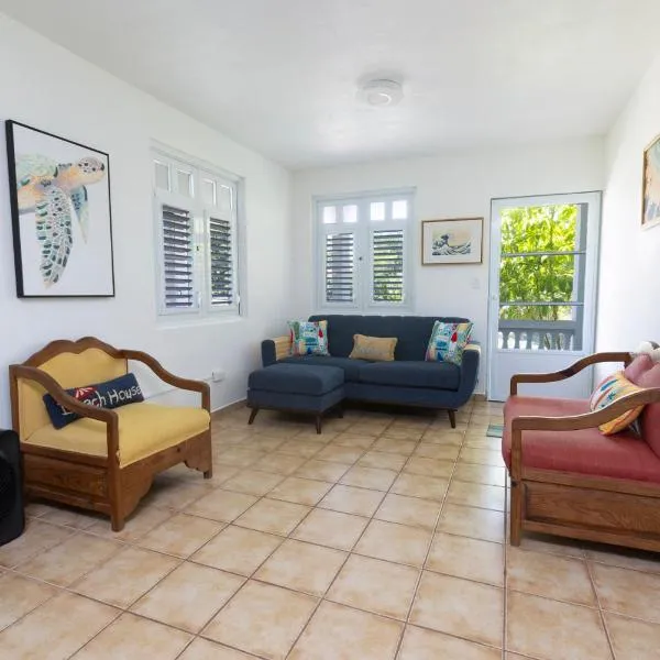 Casa Lula Beach Retreat - Fenced backyard，位于阿雷西博的酒店