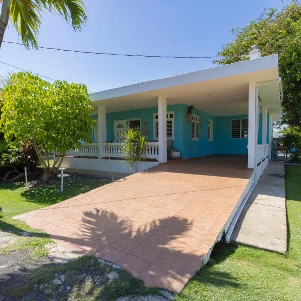 Casa Lula Beach Retreat - Fenced backyard，位于阿雷西博的酒店