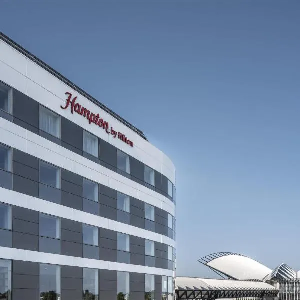Hampton By Hilton Lyon Airport，位于科隆别索尼约的酒店