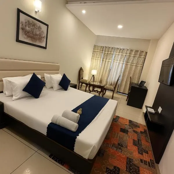 Eagle Hospitality !! Lift ! Large Rooms ! Parking ! Top Rated and Most Awarded Property by SIDHAM Group，位于钱德加尔的酒店