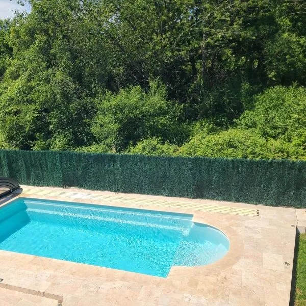 Cozy studio with Jaccuzi heated in winter near Disneyland，位于莱西吉内的酒店