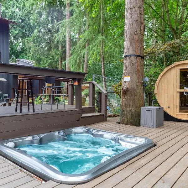 Garden Suite Two Bedroom with Hot Tub Sauna Outdoor kitchen and Game Room，位于埃弗里特的酒店