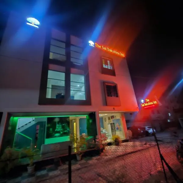 Hotel Sai Dakshina Inn & The Fern Restaurant,位于舍地的酒店