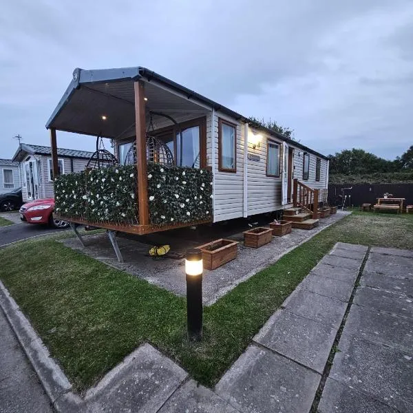 Rhyl Caravan with Veranda Egg Chairs & Garden，位于拉尔的酒店