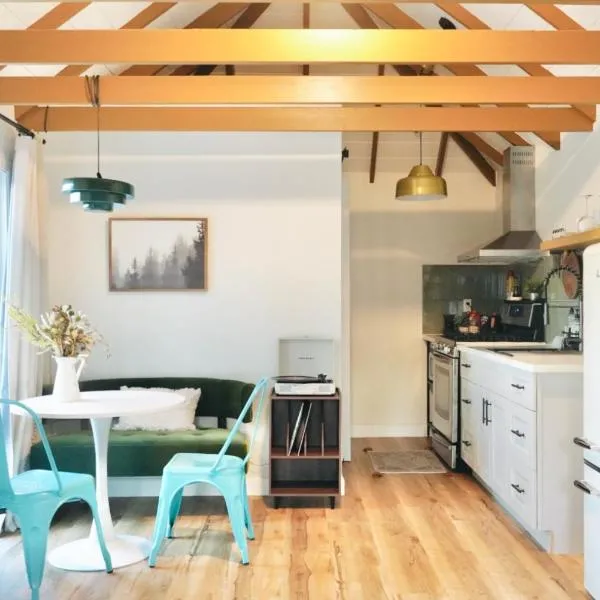 Sunny Days Tiny House with private entrance, pool and view，位于西科维纳的酒店