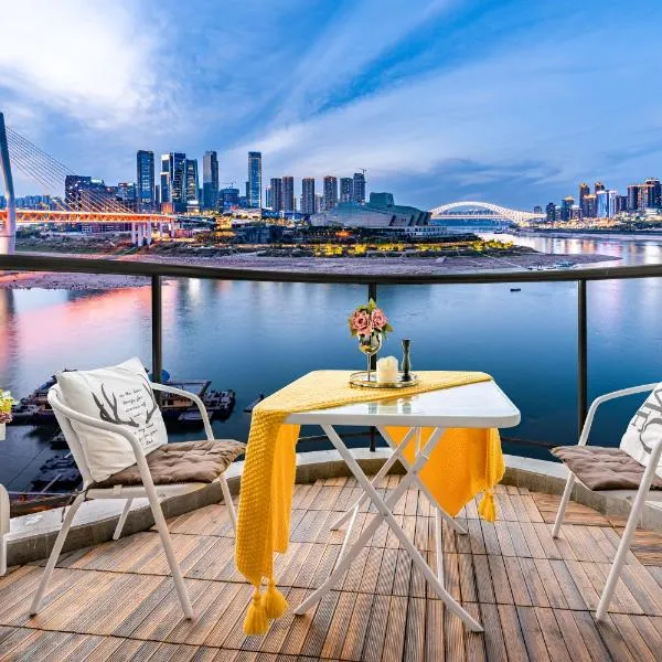 Baihong Riverview Apartment-Hongya Cave，位于重庆的酒店