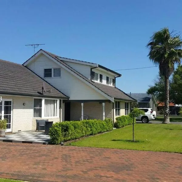 Luxury 5-Bedroom Ocean-View Coastal Escape，位于巴瑟尔顿的酒店