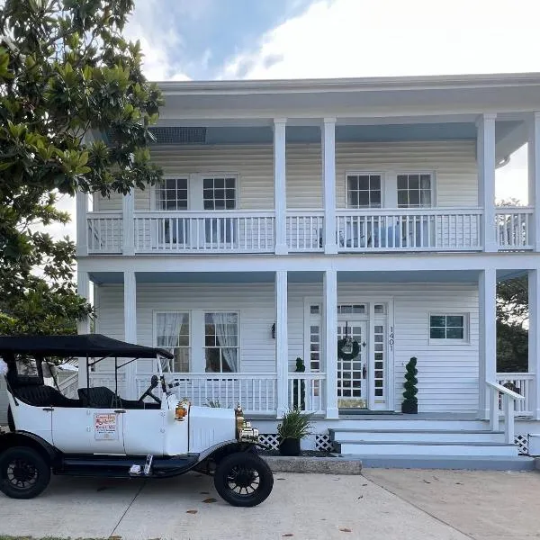 White Magnolia Galveston - Walk to Beach, Strand, Cruise, Pleasure Pier，位于加尔维斯敦的酒店