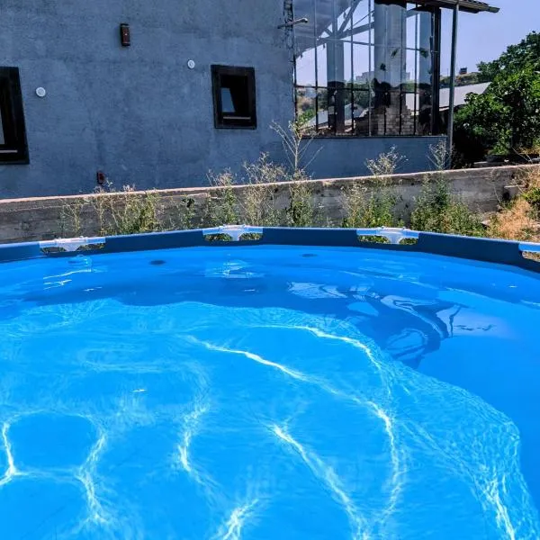 Guesthouse by the river，位于Kʼaghsi的酒店