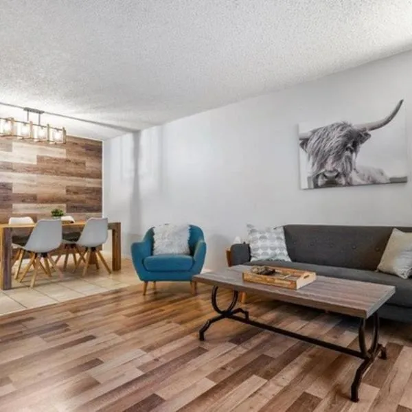 Cozy & Spacious 2BR in Downtown very close to Stampede and 17th Ave with Parking and AC，位于卡尔加里的酒店