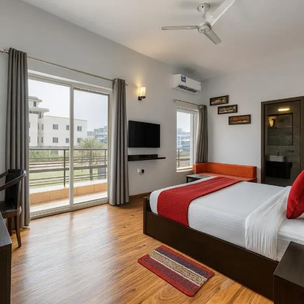 Pearl Grand Boutique Cottage in Omaxe Anandam Vrindavan - #premium AC rooms with balcony #big parking #lift #garden #peaceful area #near prem mandir #property of the year #most awarded，位于范兰德凡的酒店