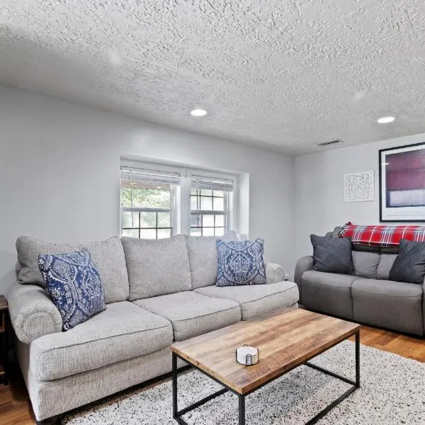 Cozy & Quiet Home Away from Home - 3 Beds 2 Baths - Fully Fenced Yard，位于印第安纳波利斯的酒店