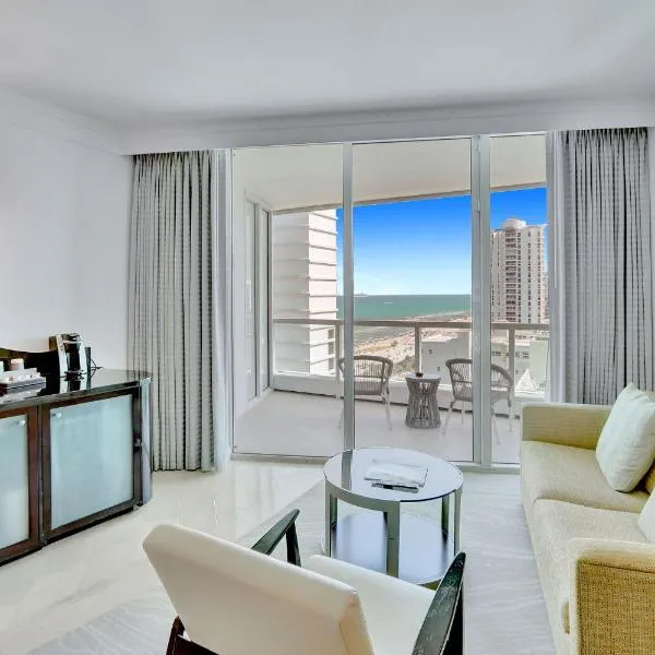 Luxury Oceanview Suite at the Fontainebleau Miami Beach with Balcony, King & Sofa Bed，位于迈阿密海滩的酒店