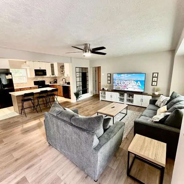 Siesta Beach Getaway - Minutes to Beach, Shops, Dining，位于萨拉索塔的酒店