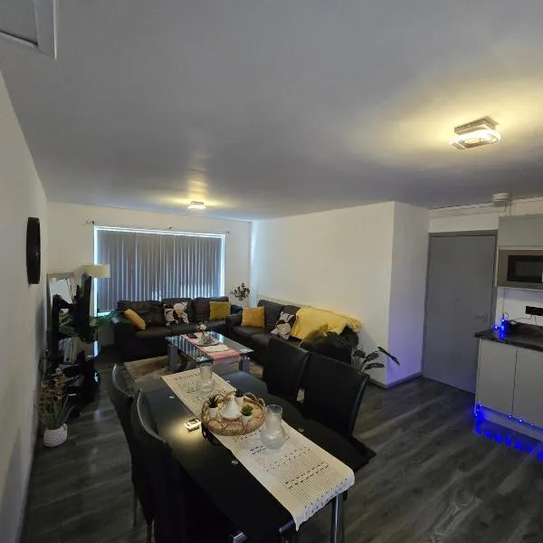 Lovely 3 Bed Ground Floor Apartment Near QE Hospital Harborne Birmingham New，位于伯明翰的酒店