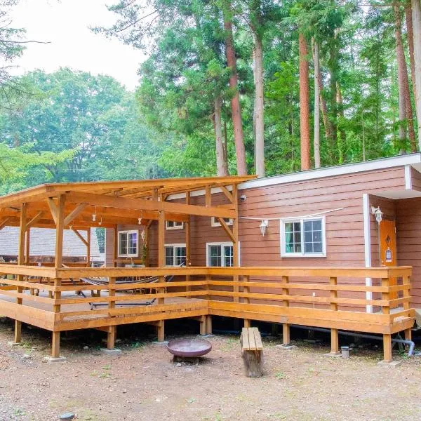 森と湖の楽園ＷorkshopＣampＲesort，位于富士河口湖的酒店