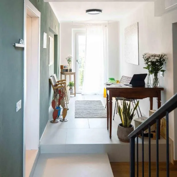 La Croce Apartments，位于蒙蒂新堡的酒店