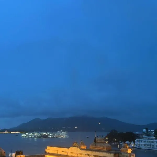 White Poppy Lake Side Hostel，位于乌代浦的酒店