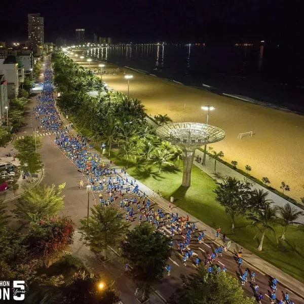 Khách sạn Đông Tây Quy Nhơn，位于归仁的酒店