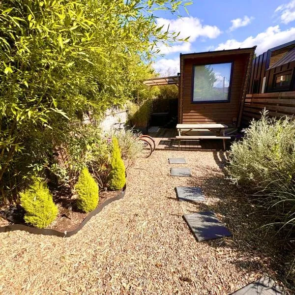 Tiny house with garden and jacuzzi near Amsterdam，位于Vijfhuizen的酒店