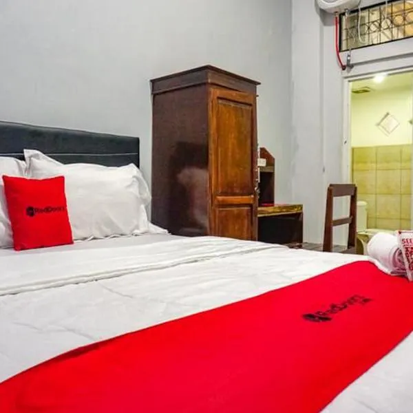 RedDoorz near Penimbangan Beach Singaraja，位于新加拉惹的酒店