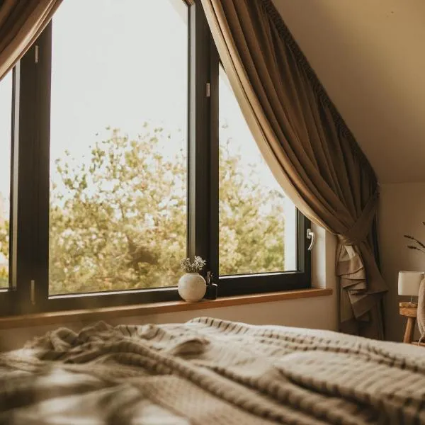 Między lasem, polem a jeziorem - domek na Mazurach，位于波加茨泽沃的酒店