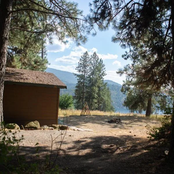 Cabin Getaway with Lake View!，位于科达伦的酒店