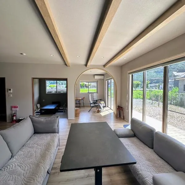 wag ur day - Spacious Villa Sleeps 10 Pet-Friendly dogs and cats Up to 7 Huge Private Dog Run，位于富士河口湖的酒店