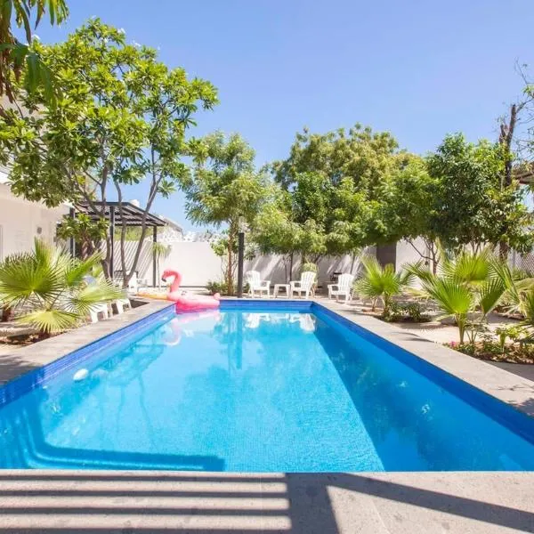 Cozy Stay with Pool BBQ Steps from Hotspots，位于拉巴斯的酒店