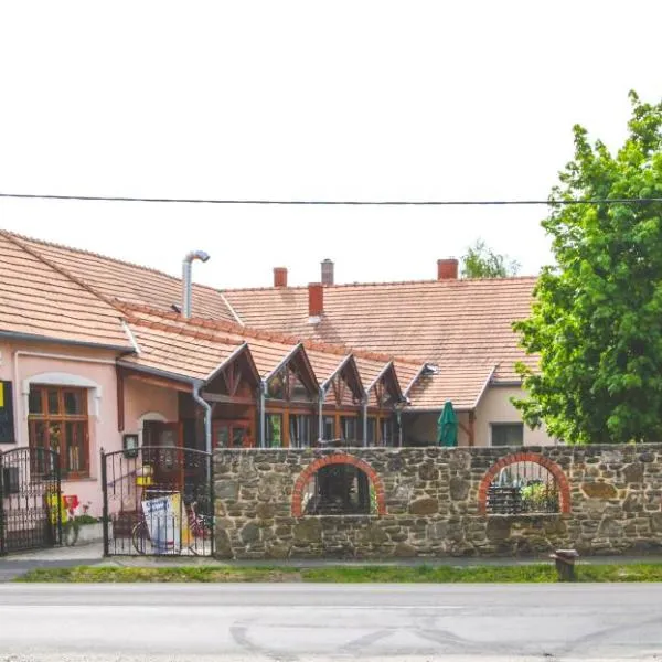 Borostyánkert Étterem & Vendégház，位于Kamond的酒店