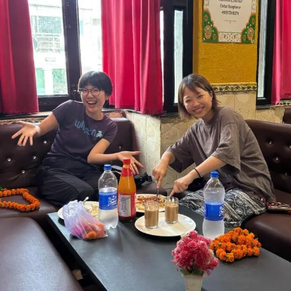 Friends Guest House & Hostel- near TAJ MAHAL，位于阿格拉的酒店