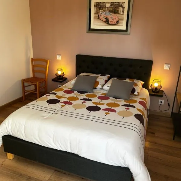 Chambre privative avec spa，位于Louplande的酒店
