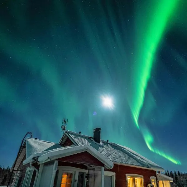 Hommala Riverside Lodge with Terrace, Sauna & Auroras near Rovaniemi，位于Raiskio的酒店