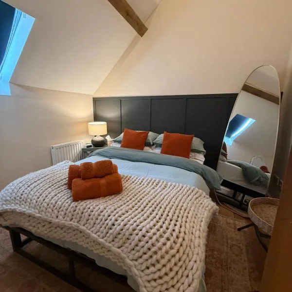 The Mews - Worcester City - House - Gated - Self Check In - Free WIFI - 2 Doubles - TVs in bedrooms - Sleeps 6 - Free Nearby Parking，位于伍斯特的酒店