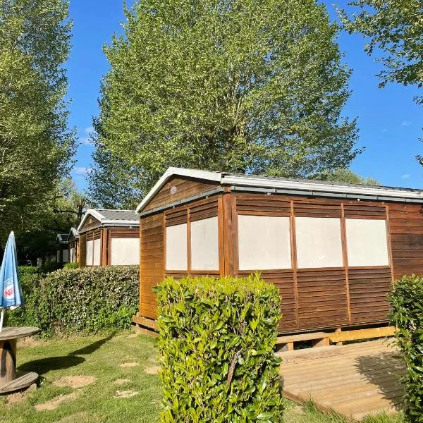 Mobil-home 2 chambres côté rivière，位于Ébreuil的酒店