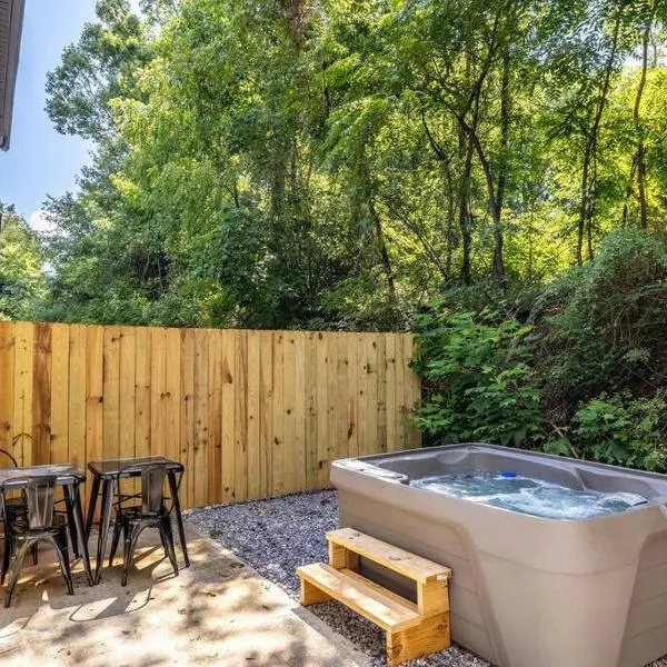 Serene Retreat Private Hot Tub and Arcade，位于赛维尔维尔的酒店