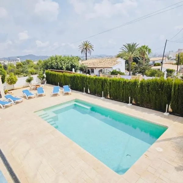 Calpe chalet privado 7 min de la playa piscina wifi parking aire barbacoa grupos，位于卡尔佩的酒店