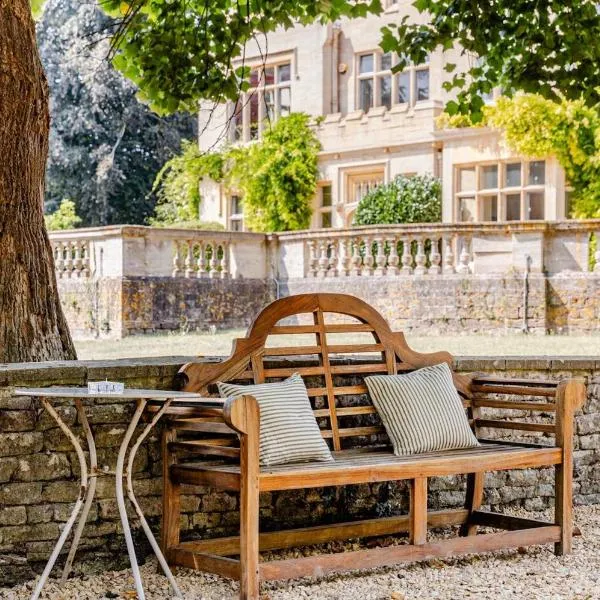 The Old Pool House, Stylish Large Studio in Private Country Estate with Air Con，位于埃文河畔布拉德福的酒店