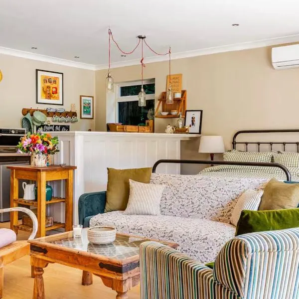 The Old Pool House, Stylish Large Studio in Private Country Estate with Air Con，位于埃文河畔布拉德福的酒店